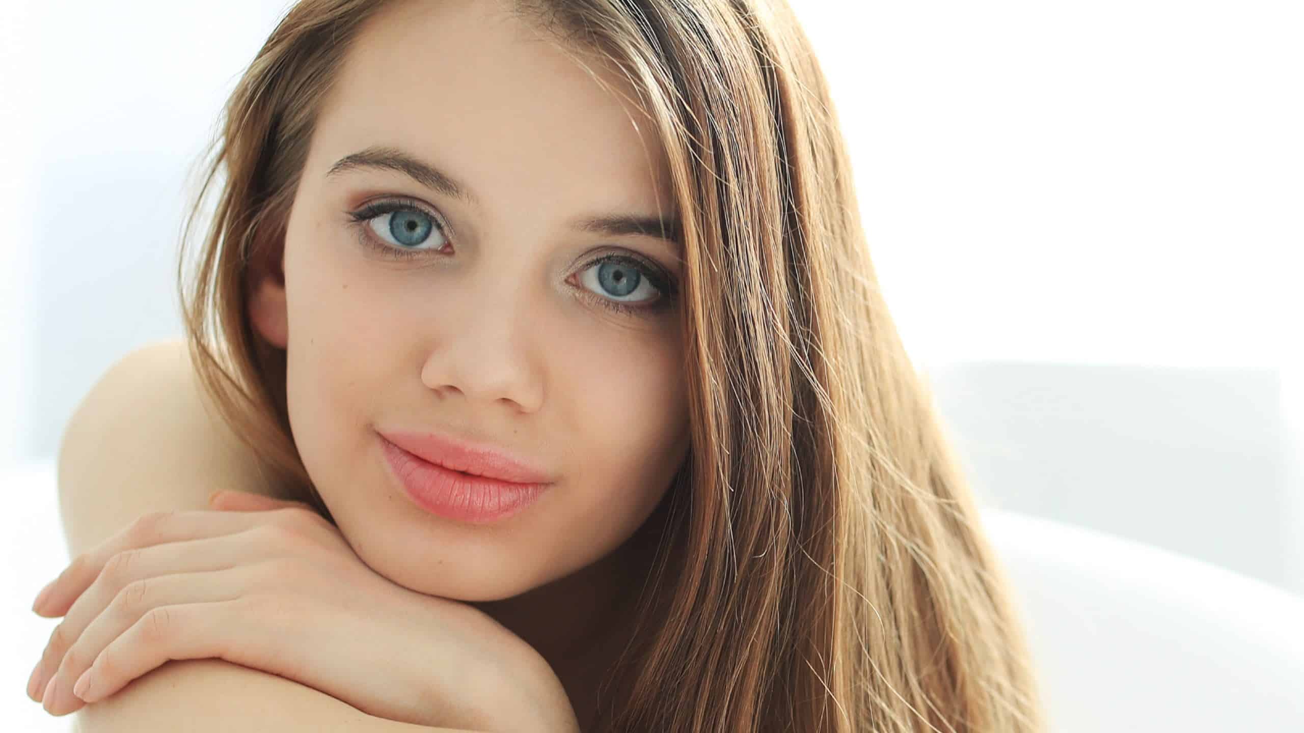 A close-up of a very attractive blue-eyed girl.